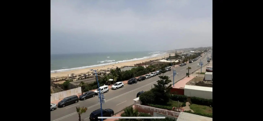 Villa moderne avec piscine, front de mer