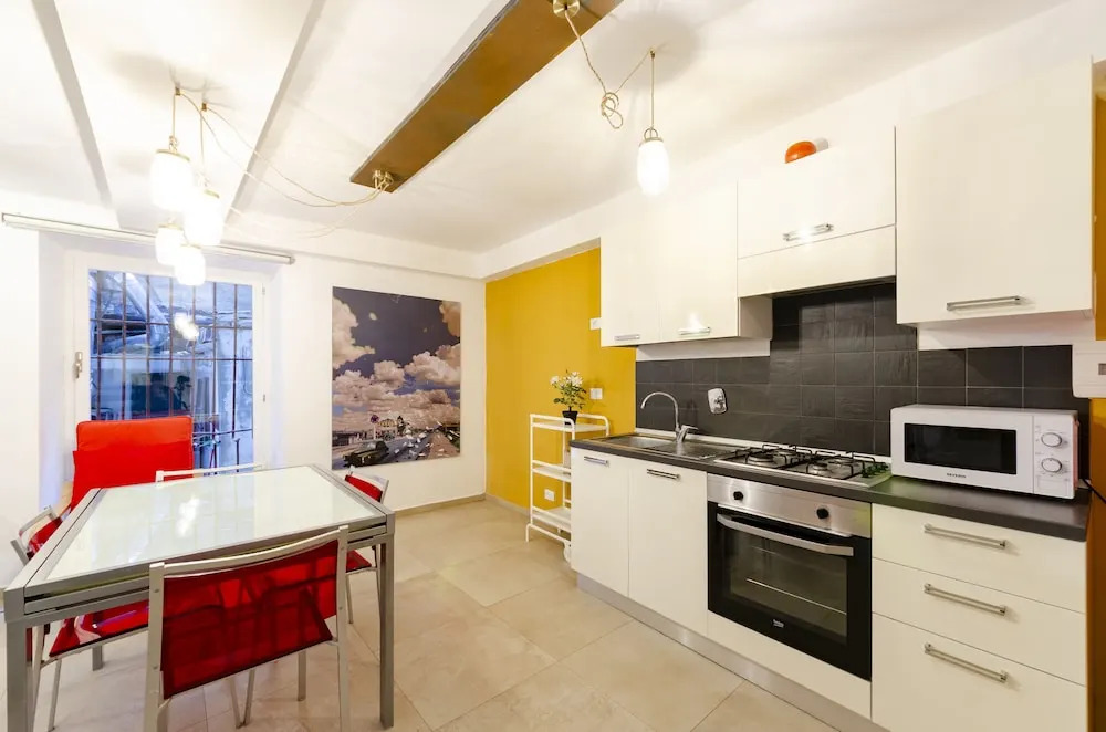 JOIVY Stylish Open-Plan Flat In Historic Centre