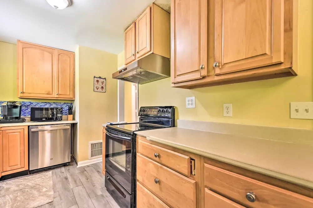 Jacksonville Getaway w/ Yard ~ 2 Mi to Beach!