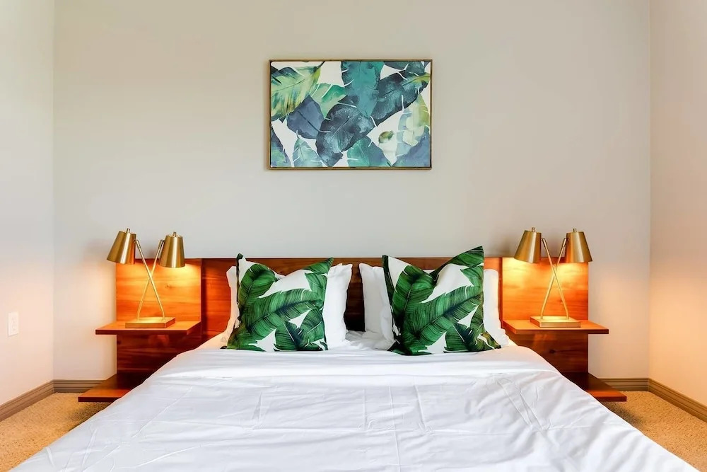 Walk to Venice Beach From a Sleek Apartment
