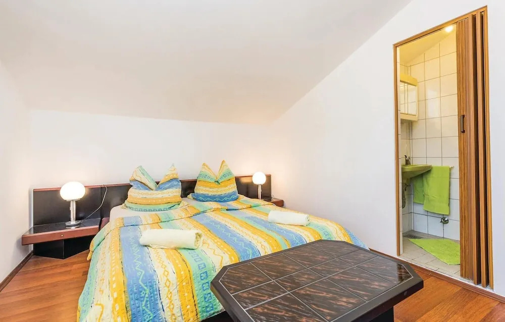 Beautiful Apartment in Kampor With 4 Bedrooms and Wifi