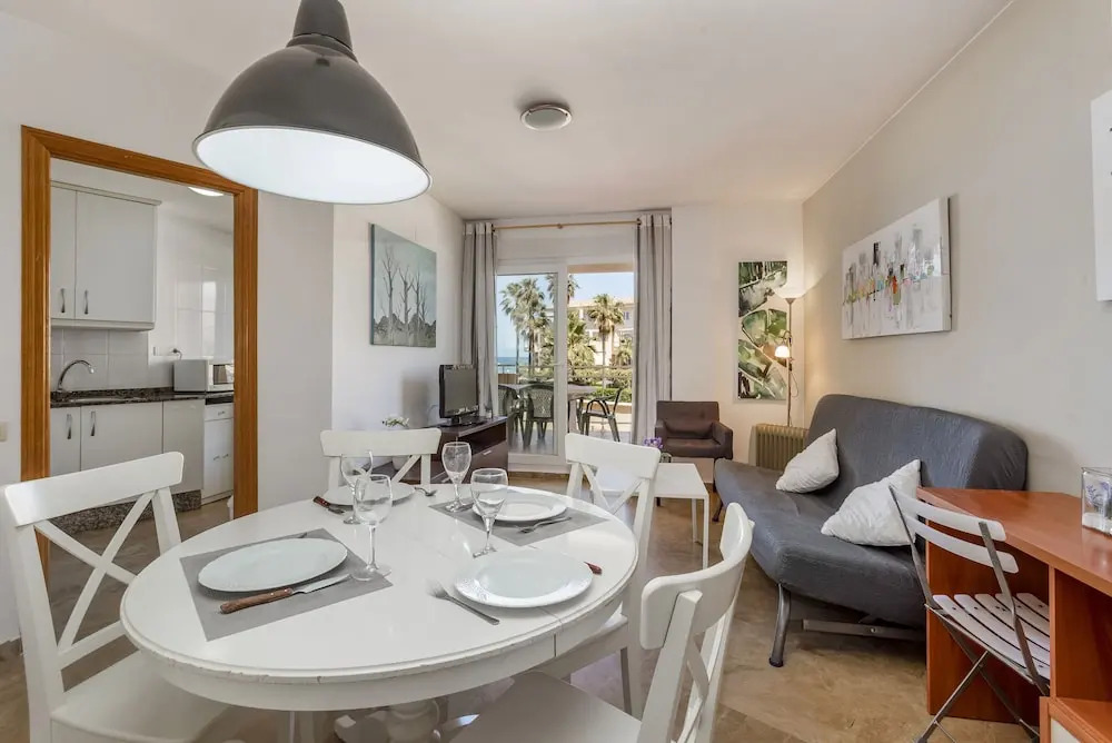 Beautiful 2-Bed first beach line apartment for 6