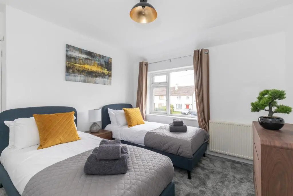4-Bed Home with Hot Tub near Gloucester City