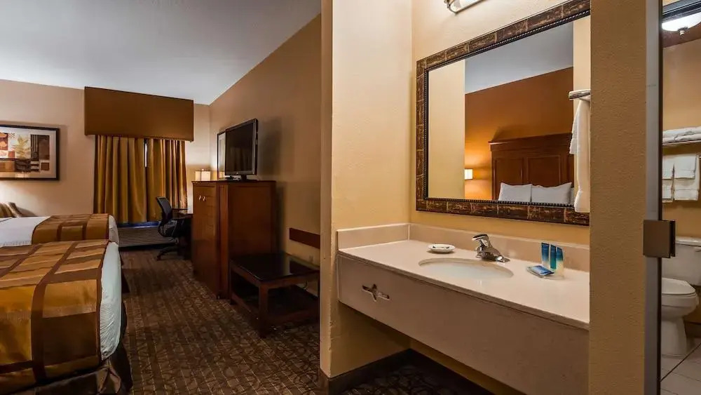 Econo Lodge Inn & Suites