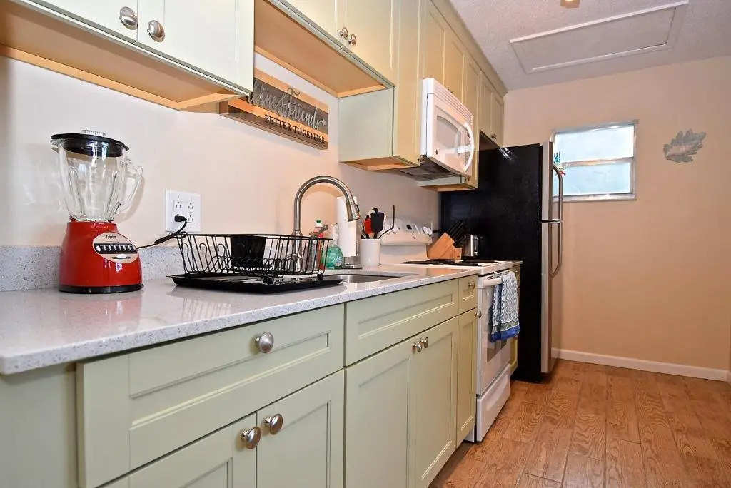 Crescent Street 1138 B, Walk to the beach, Pool, 1 Bedroom, Pet Friendly