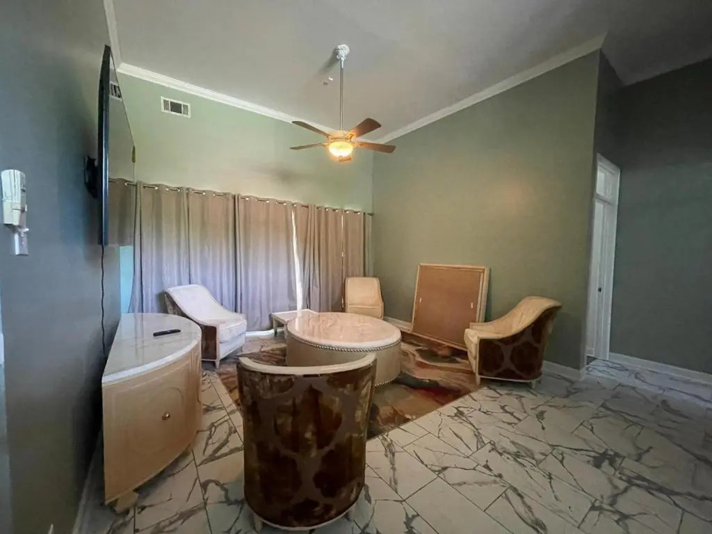 Huge 7 Bedrooms Contemporary Southern Elegance
