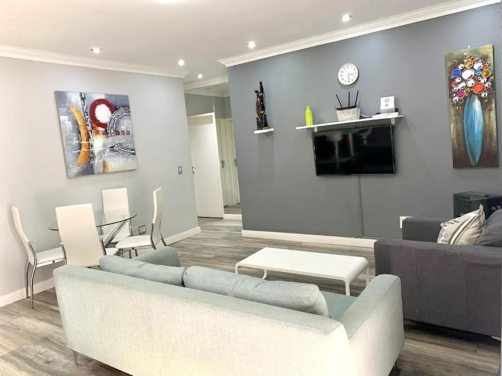 Modern 2-bed apartment in Sandton. Fast Wifi