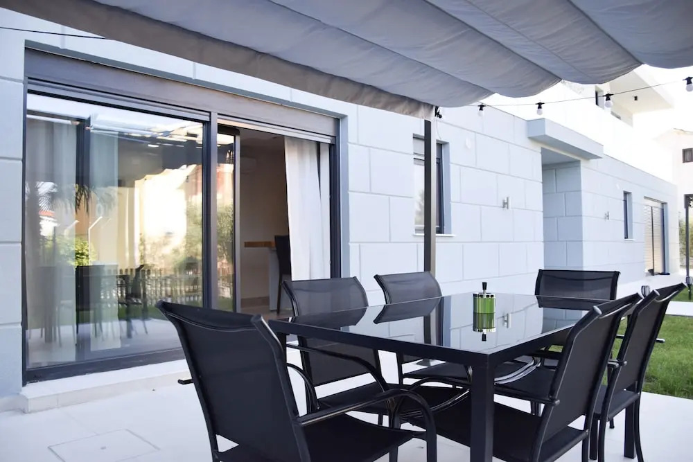 2 Bed House - Sleeps 4 - Hottub - Garden - Parking
