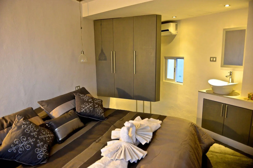Lory House