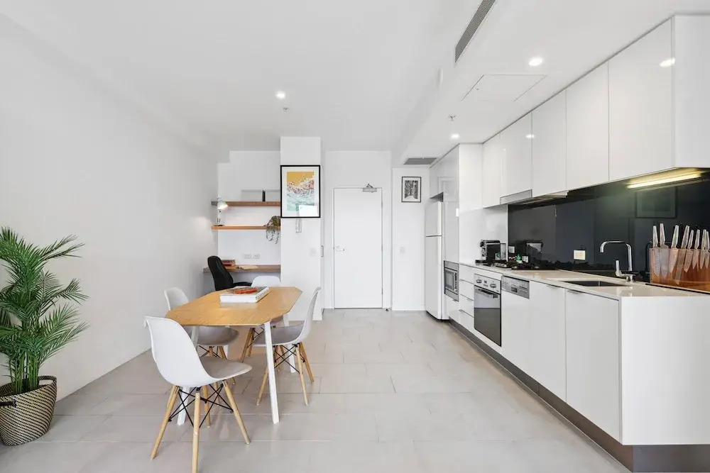 Contemporary 1-bed With Pool Near Brisbane River