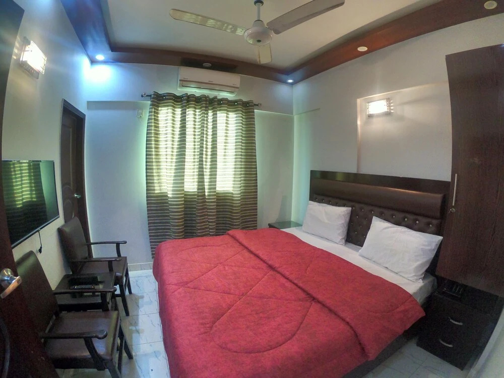 Stayflix Entire Private Room, DHA