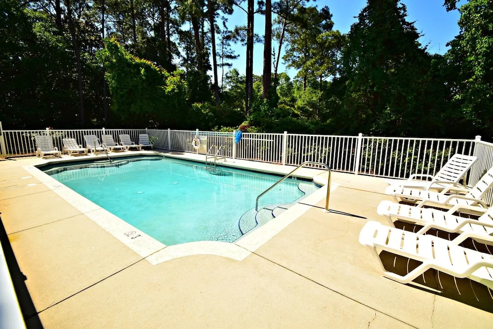 Laguna Breeze E 2 Bedroom Condo by Redawning