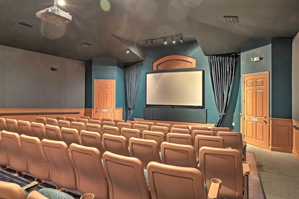 Pool, Themed Rooms & Arcade: Disney Escape