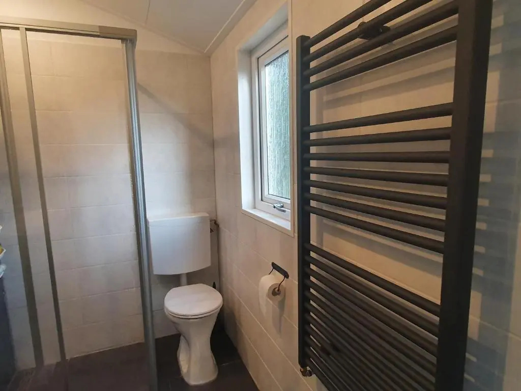 Relax huisje is een luxe huisje met een vaatwasser en zeer snel WIFI 5G en is voorzien van een nieuwe badkamer en keuken met een omheinde tuin met een eigen parkeerplaats