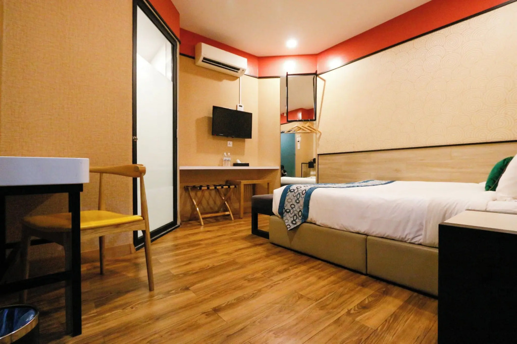 Swing & Pillows - Golden Roof Hotel Seri Iskandar, Ipoh