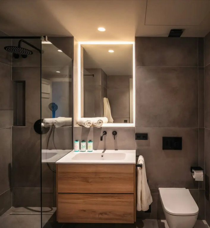 Lovely 6 BR Flat in L Eixample