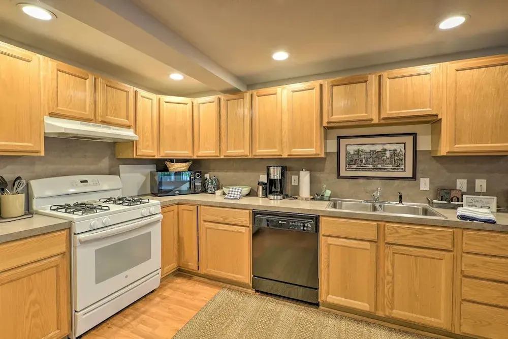 Cute Grand Haven Apartment: Walk Downtown Streets!