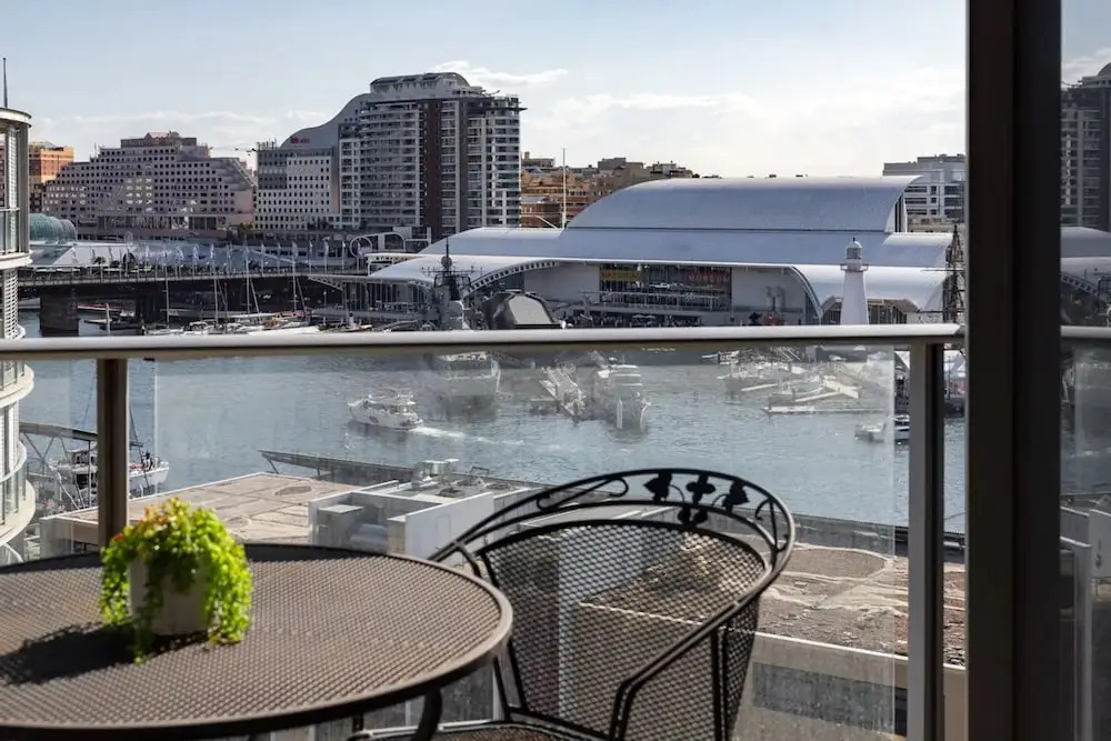 Modern Harbourside Apartment With A View