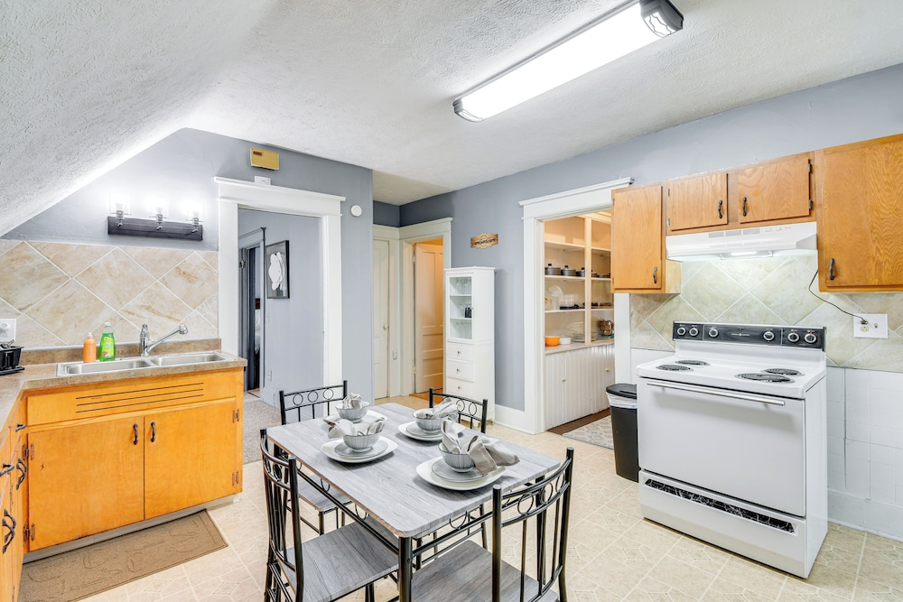 < 2 Mi to Hospitals & University: South Wedge Apt!
