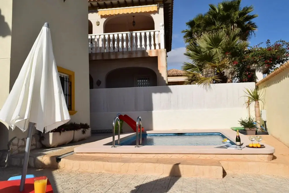 Upper floor Apartment semi-private pool