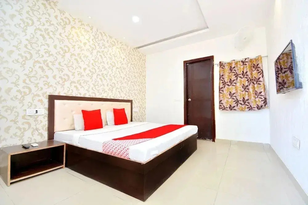 Corner House By OYO Rooms