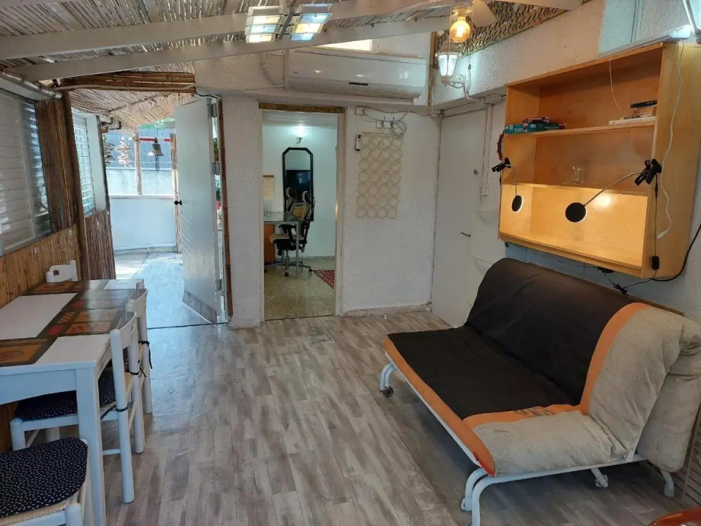 Roof APT W terrace garden,1BR 1BA