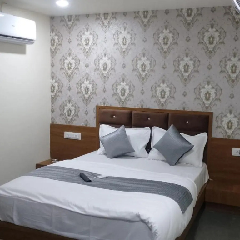 Hotel S G, Vadodara