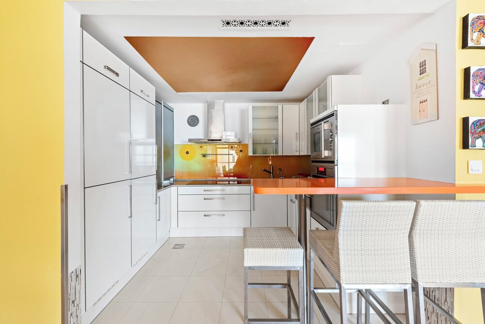 Stonetree - Spacious 2 BR - Near Beach