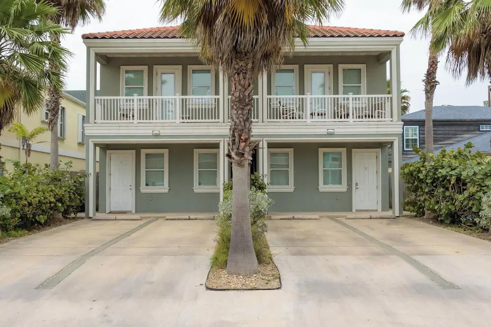 Sleeps 6 in a 4plex w Pool, Only a Block to Beach