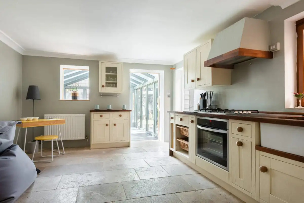 The Madras Cottage - Bright 3BDR Home with Garden
