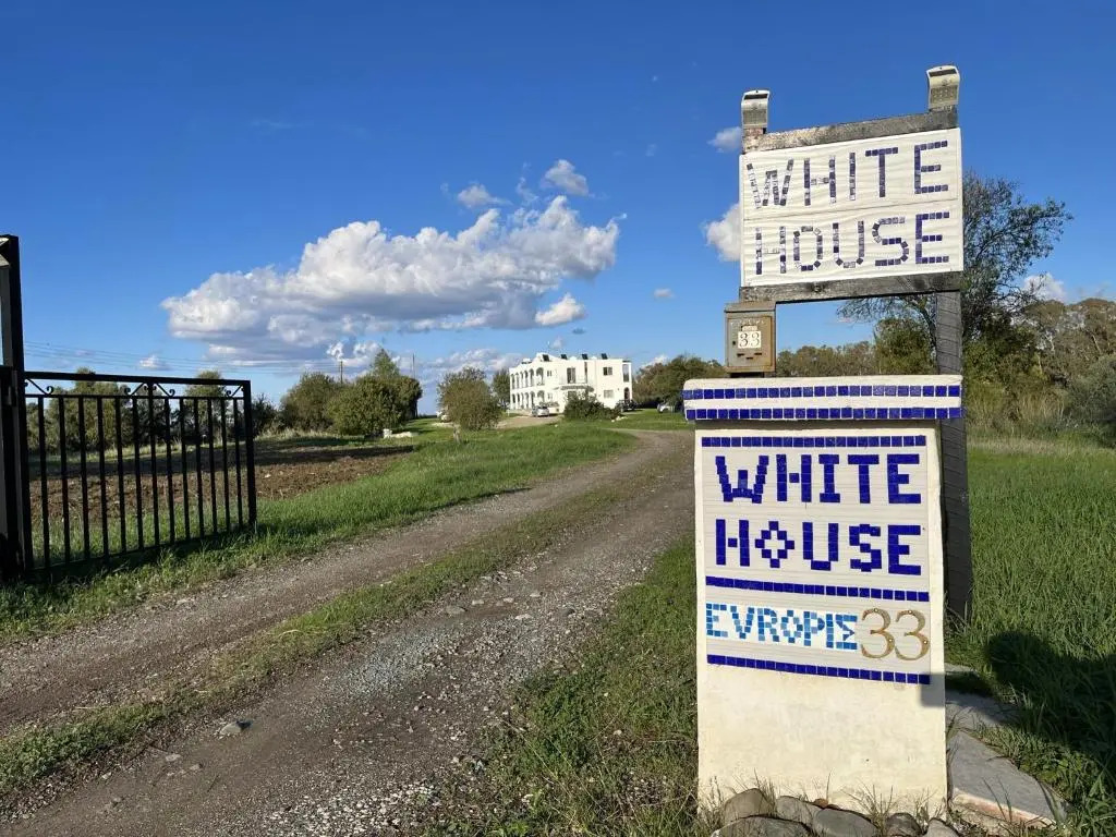 White House studio with sea view and parking