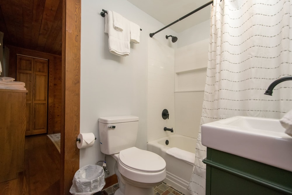 Spacious 4BR w Fireplace Ping Pong Free Tix