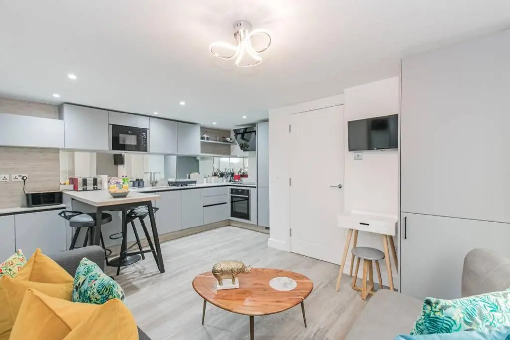 Oxford City Centre apartment with parking!