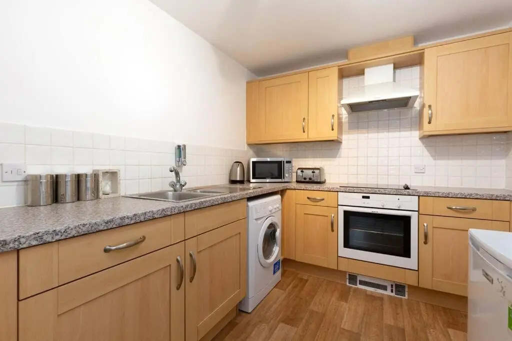 BEST PRICE! Superb city centre apartment, 2 Superkings or 4 singles Smart TV & Sofa bed- FREE SECURE PARKING