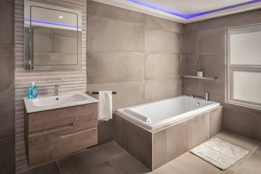 Town View Apartment by Sasco