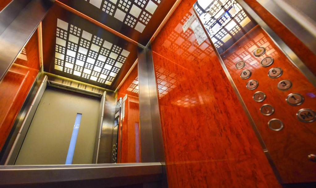 Prime Central Location & Cozy Comfort: Apartments near Sala Palatului