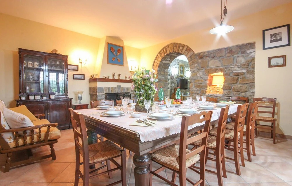 6 Bedroom Beautiful Home In Perdifumo