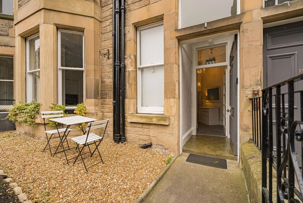Chic 2 Bedroom Apartment near Old Town