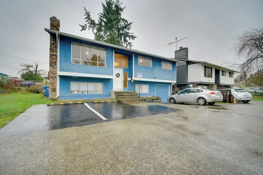 Near Light Rail, 5 Mi to Lumen Field: Seattle Base