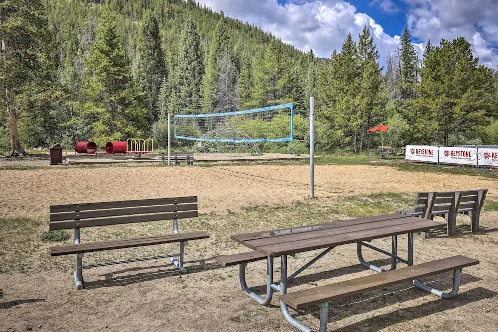 Walk to Lifts: Condo w/ Mtn Views in Keystone!
