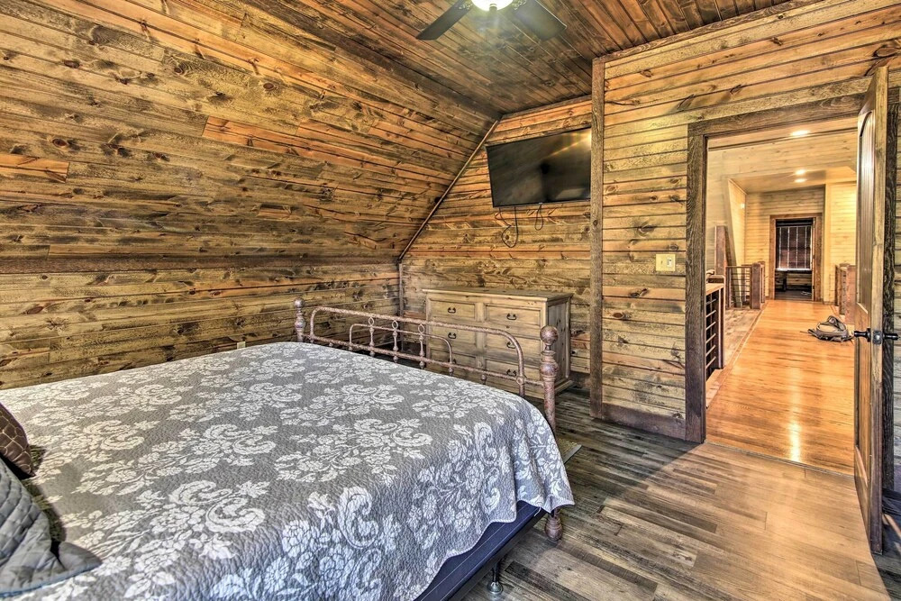 Stylish Broken Bow Cabin w/ Hot Tub + Fire Pit!
