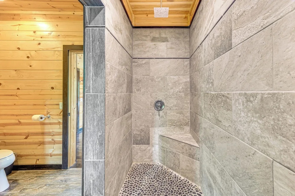 Cabin w/ Hot Tub & Deck: 5 Mi to Broken Bow Lake