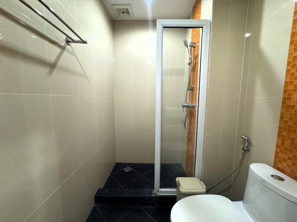 Comfortable Pool-view Studio With Balcony - Pratumnak, Pattaya