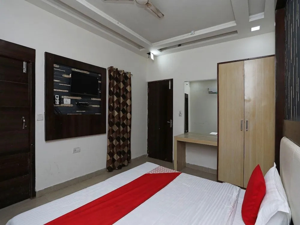 OYO 23297 Hotel Vanaya Palace