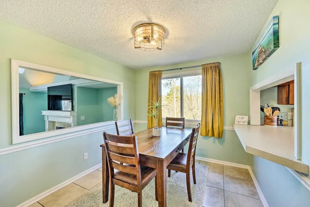 Hot Springs Getaway w/ Beautiful Lake Views