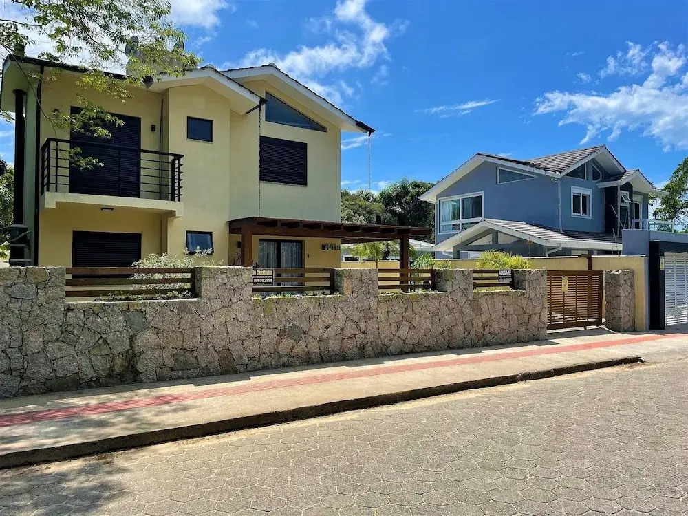 Casa Privativa com Piscina na Barra da Ferrugem/SC