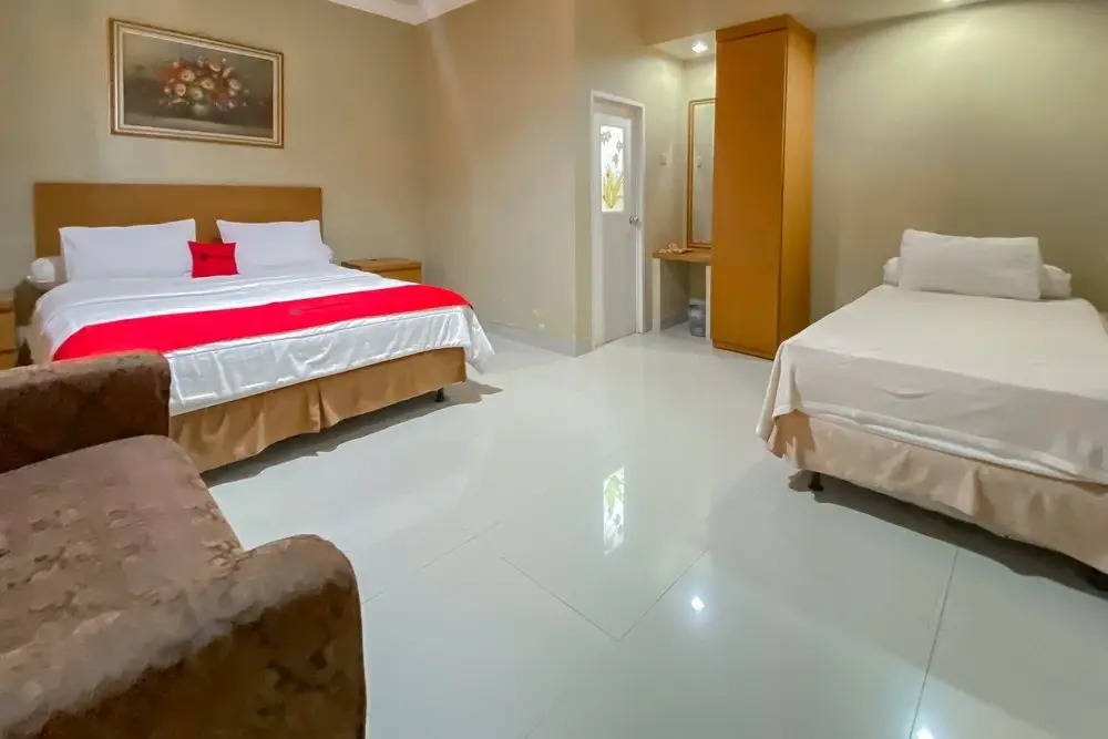 RedDoorz Near Taman Bunga Nusantara 2