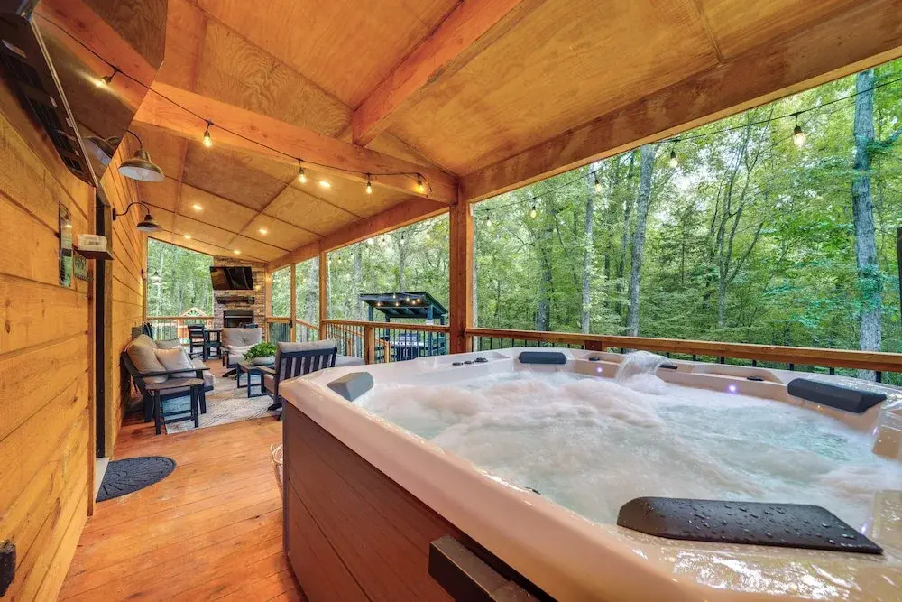 Upscale Broken Bow Cabin: Hot Tub & Fishing Pond!