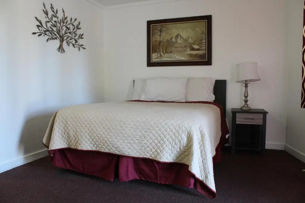 Chalet Motel - Affordable Stay in Central Bend