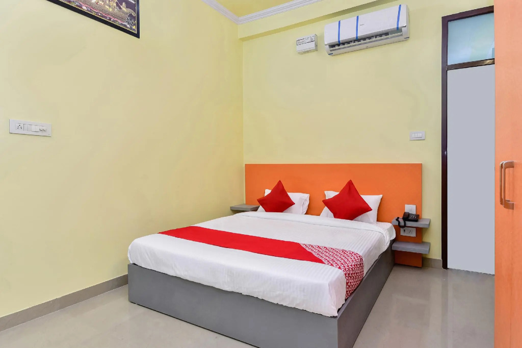 OYO 28054 Hotel Suraj Villa
